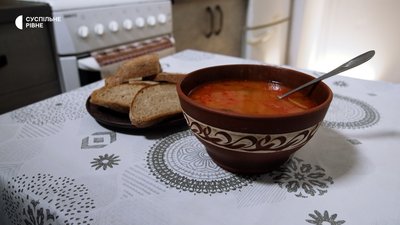 Без буряка та капусти: як на Поліссі готують традиційний борщ із грибами, пшоном і помідорами Без буряка та капусти: як на Поліссі готують традиційний борщ із грибами, пшоном і помідорами
