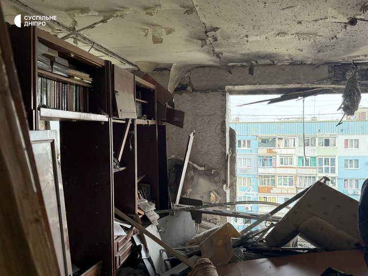 Триває ліквідація наслідків: репортаж з місця нічного удару РФ по багатоповерхівці у Дніпрі