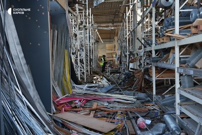Удар РФ по торговельному центру у Харкові: фото з місця влучання Удар РФ по торговельному центру у Харкові: фото з місця влучання