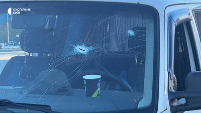 Є загиблі та травмовані: на Київщині внаслідок обстрілу РФ горять автівки Є загиблі та травмовані: на Київщині внаслідок обстрілу РФ горять автівки