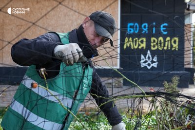 Працівник «Парків Херсона» Олексій підрізає троянди на площі Свободи в центрі міста, 28 жовтня 2026 року Працівник «Парків Херсона» Олексій підрізає троянди на площі Свободи в центрі міста, 28 жовтня 2026 року