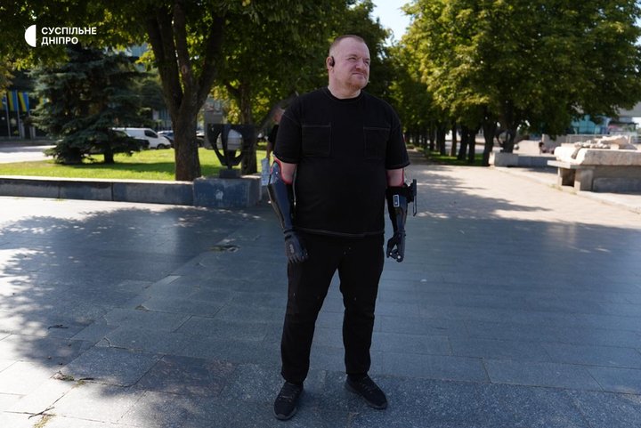 «Я щасливий на сто відсотків»: як ветеран Андрій Олійник повертається до життя після втрати обох рук на війні