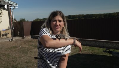 Наталія Чанцева тримає мишку-летягу, мати загиблих синів, 12 жовтня 2026, Тернопіль Наталія Чанцева тримає мишку-летягу, мати загиблих синів, 12 жовтня 2026, Тернопіль