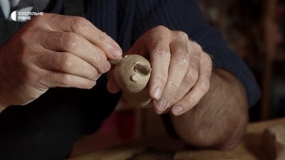 «Усі люблять котів»: глиняні свищики ліпить кераміст із Рівного «Усі люблять котів»: глиняні свищики ліпить кераміст із Рівного