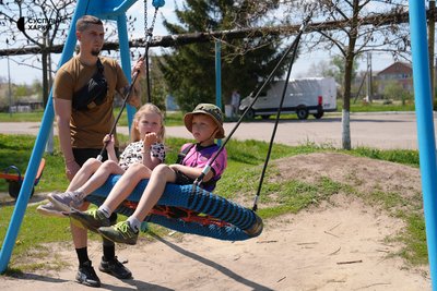 «Террі» з «Хартії» з сином і донькою на дитячому майданчику «Террі» з «Хартії» з сином і донькою на дитячому майданчику