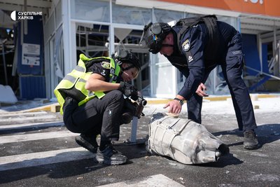 Удар РФ по торговельному центру у Харкові 17 вересня: поліція оглядає уламки дрона Удар РФ по торговельному центру у Харкові 17 вересня: поліція оглядає уламки дрона