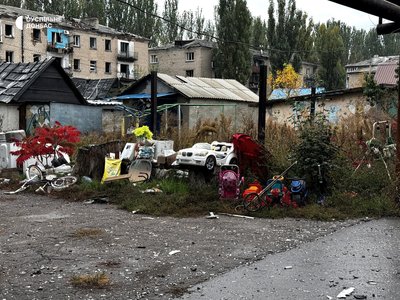 Вулиці в оптоволокні та руїни. Фоторепортаж із Білозерського на Донеччині