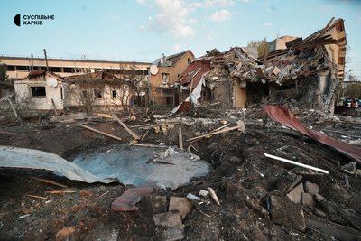 Воронка на місці удару російської ракети у Новобаварському районі Харкова Воронка на місці удару російської ракети у Новобаварському районі Харкова