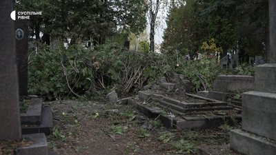 Атака армії РФ по кладовищу у Рівному. Фоторепортаж Атака армії РФ по кладовищу у Рівному. Фоторепортаж