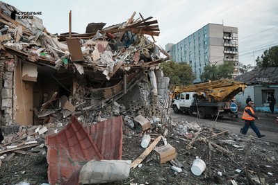 На місці ракетного удару у Немишлянському районі Харкова працює комунальна техніка На місці ракетного удару у Немишлянському районі Харкова працює комунальна техніка