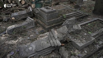 Атака армії РФ по кладовищу у Рівному. Фоторепортаж Атака армії РФ по кладовищу у Рівному. Фоторепортаж
