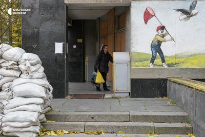 Мішки з піском біля відділення пошти на проспекті Незалежності, які у прифронтовому місті виконують роль додаткового захисту для цивільних під час обстрілів. Херсон, 27 жовтня 2026 року Мішки з піском біля відділення пошти на проспекті Незалежності, які у прифронтовому місті виконують роль додаткового захисту для цивільних під час обстрілів. Херсон, 27 жовтня 2026 року
