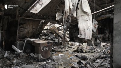 Російський безпілотник зруйнував торговельний центр на Рівненщині: троє людей поранені Російський безпілотник зруйнував торговельний центр на Рівненщині: троє людей поранені