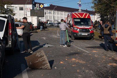 «За вікном почався дощ зі скла»: в Києві пошкоджена будівля Інституту водних проблем і меліорації НАН «За вікном почався дощ зі скла»: в Києві пошкоджена будівля Інституту водних проблем і меліорації НАН