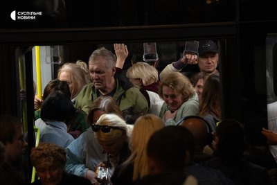 Натовп людей виходить із переповненого автобуса 2 жовтня під час повітряної тривоги у Києві, коли зупинений рух частини «червоної» гілки метро, а російські військові почали бити ударними безпілотниками по мостам Натовп людей виходить із переповненого автобуса 2 жовтня під час повітряної тривоги у Києві, коли зупинений рух частини «червоної» гілки метро, а російські військові почали бити ударними безпілотниками по мостам