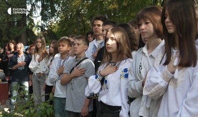відкриття меморіальної дошки, Андрій Буда, школярі відкриття меморіальної дошки, Андрій Буда, школярі