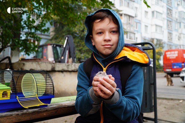 Триває ліквідація наслідків: репортаж з місця нічного удару РФ по багатоповерхівці у Дніпрі