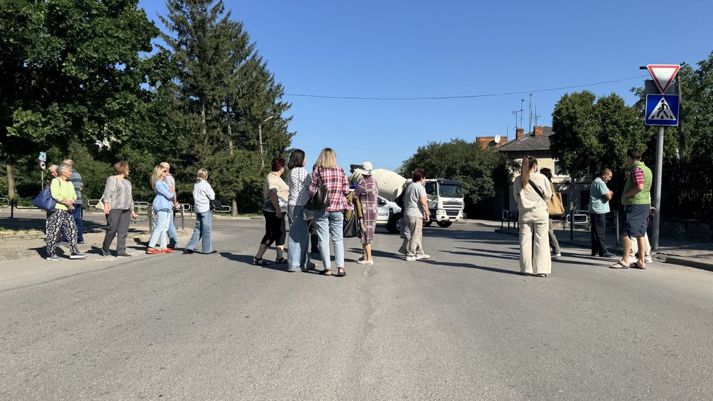 Перекриття дороги, Городенка, люди, протест, ремонт, вулиця Володимира Великого, Франківщина Перекриття дороги, Городенка, люди, протест, ремонт, вулиця Володимира Великого, Франківщина