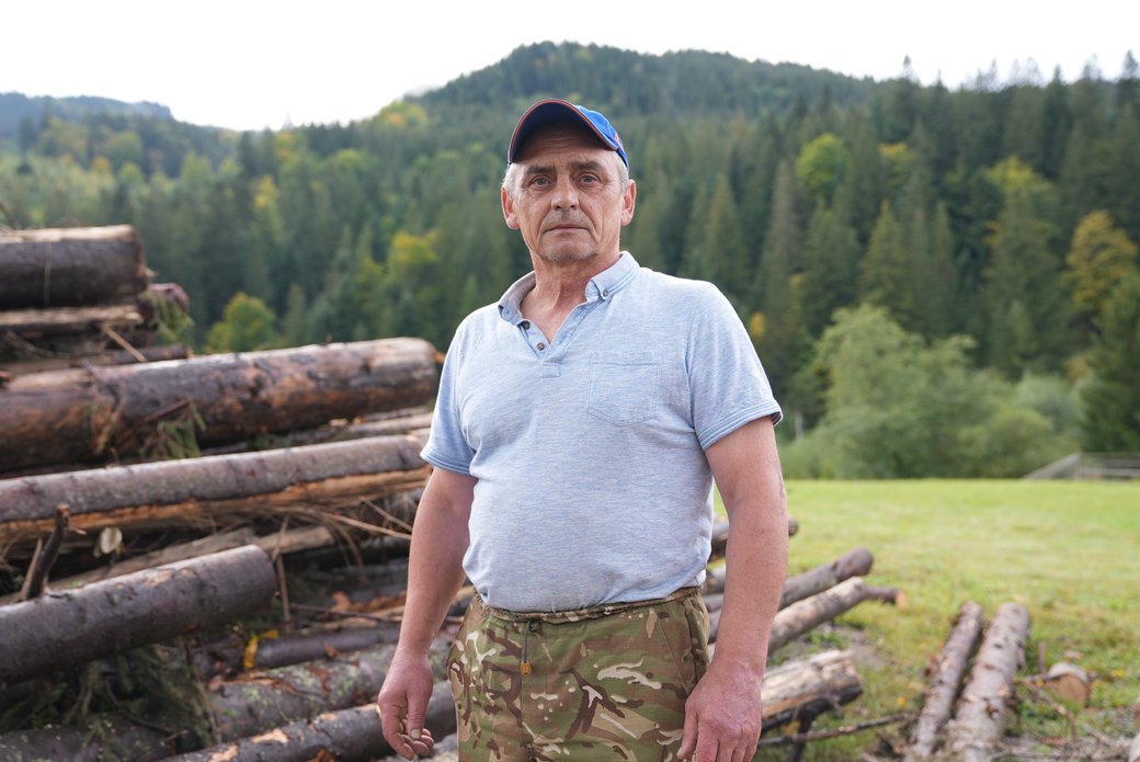Василь Угринюк, військовий, військовослужбовець, село Зелене, дрова, підготовка до зими, негазифіковане село, гори, Карпати, Верховинський район
