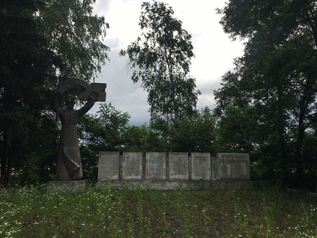Пам'ятник в селі Ганнусівка на Франківщині