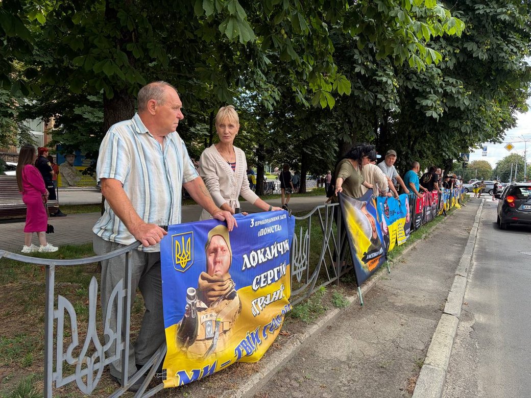 у Черкасах відбулася акція на підтримку полонених й зниклих безвісти українців у Черкасах відбулася акція на підтримку полонених й зниклих безвісти українців