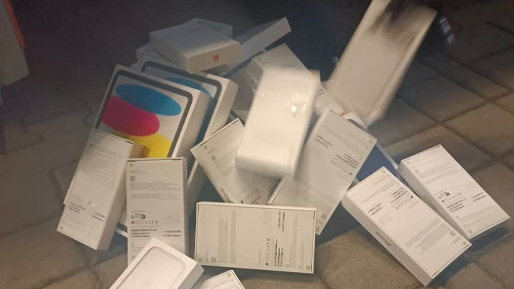 Контрабанда техніки Apple на 2,4 мільйони гривень: на кордоні у Львівській області затримали автобус зі схованкою