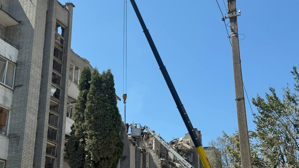 Російський удар по Львову: 120 квартир без газу, 34 поранених і люди під завалами