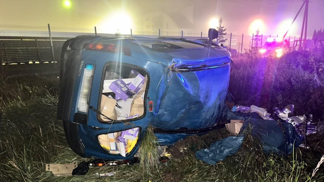 На Львівщині Renault злетів у кювет і перекинувся: водій та пасажирка потрапили до лікарні