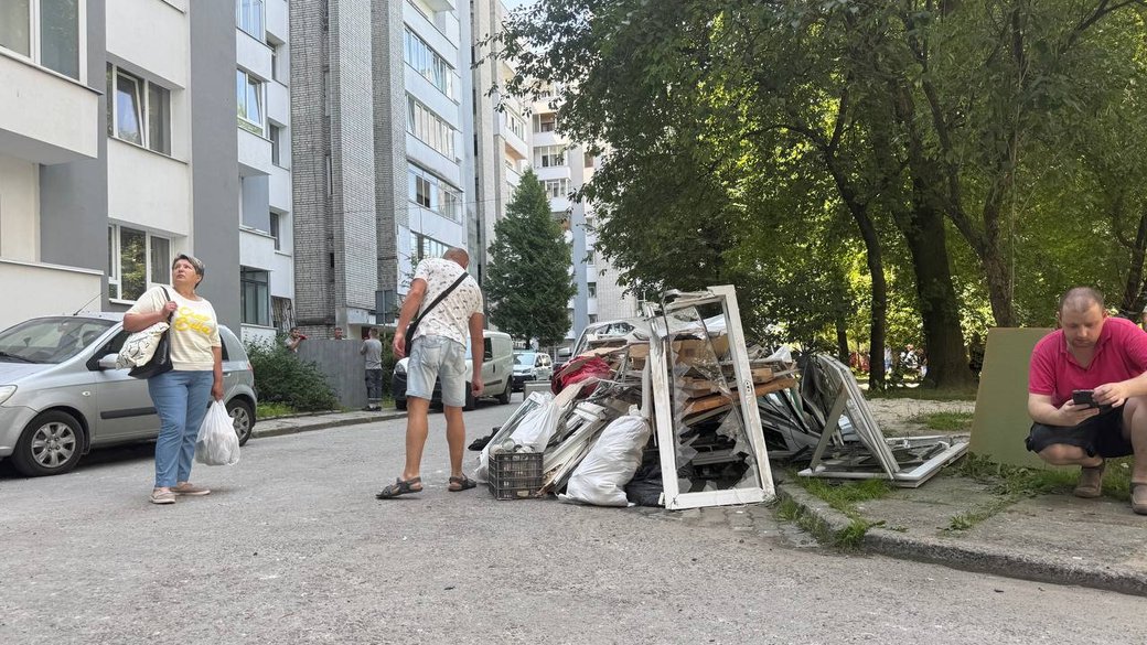 Виїзні ЦНАПи та сервісні центри МВС допомагають постраждалим після ракетного удару по Львову