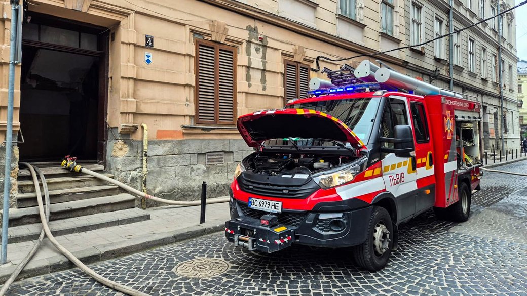 Пожежа у хостелі в центрі Львова: вогнеборці врятували жінку з дитиною з четвертого поверху