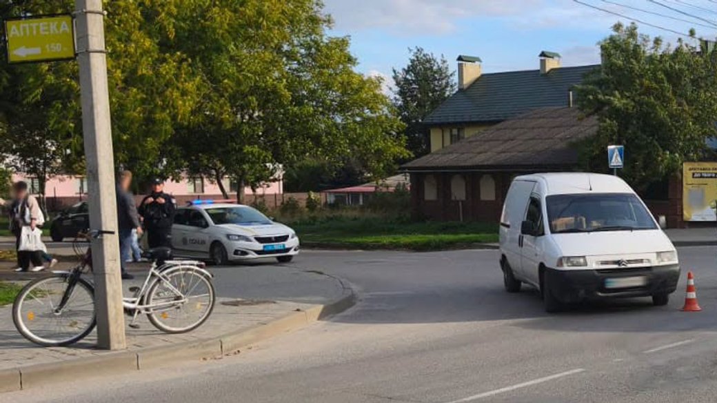 У Бродах на Львівщині зіткнення автомобіля з велосипедисткою: жінку госпіталізували, поліція відкрила провадження