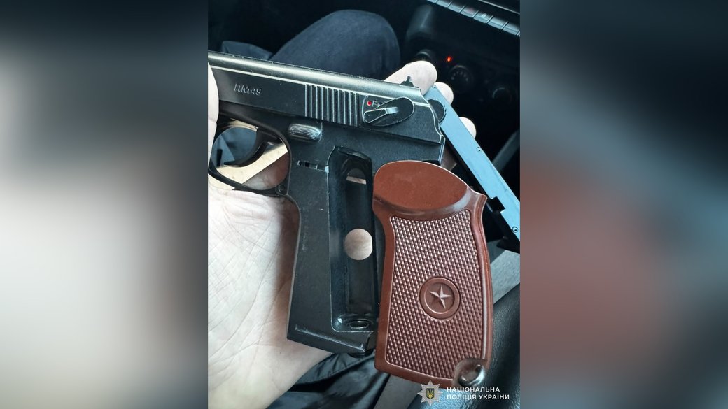 Львівська поліція затримала двох нападників, які побили перехожого та погрожували йому зброєю
