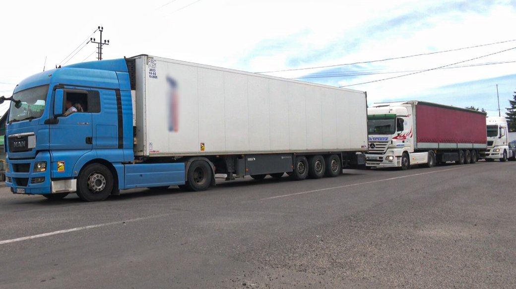 Спека вдарила по дорогах Львівщини: великовантажний транспорт понад 24 тонни змушений зупинитись