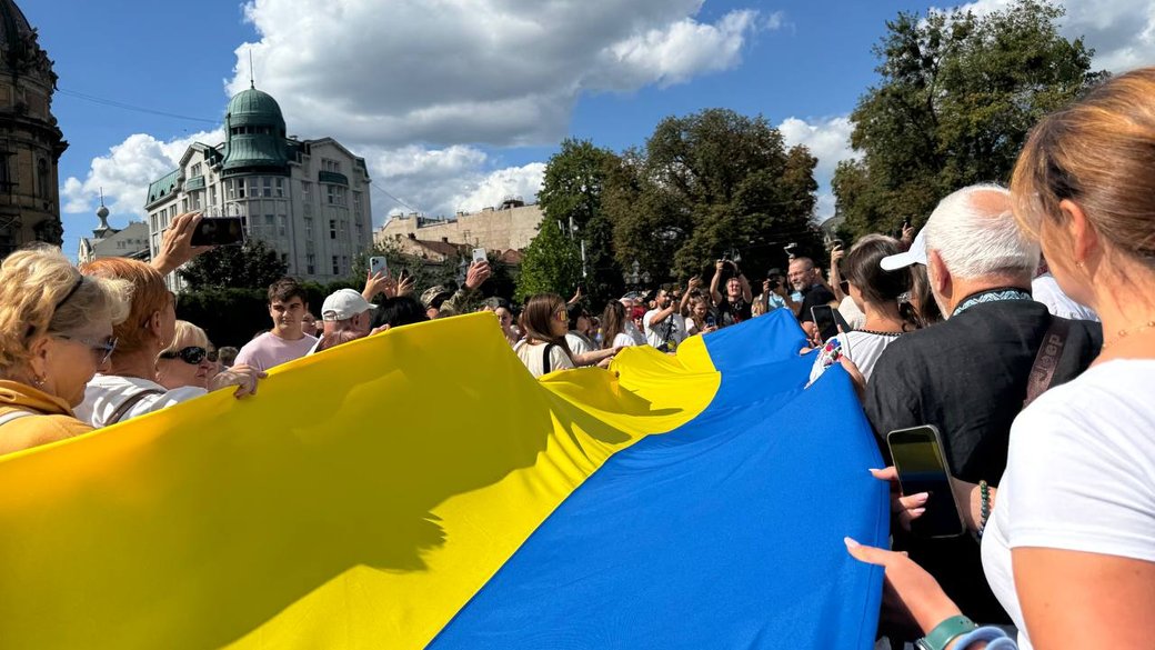 У Львові розгорнули 35-метровий прапор України: кожен метр — рік незалежності