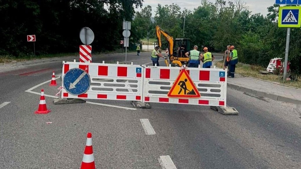 Провал плити каналізаційної камери паралізував рух на вулиці Богданівській у Львові