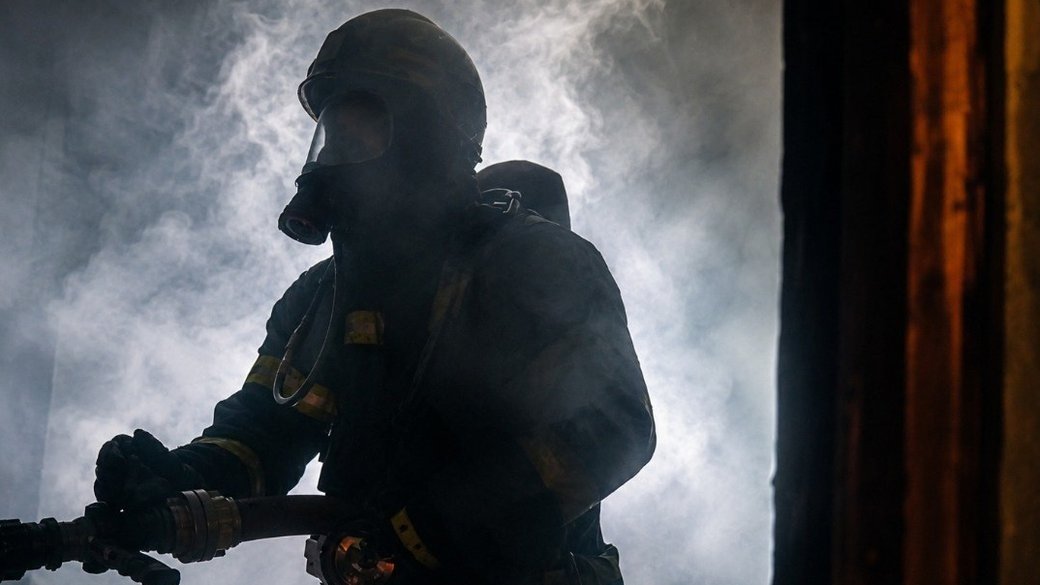Пожежа у Золочеві: рятувальники винесли з палаючої квартири непритомну жінку