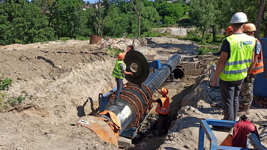 Нові труби кладуть одразу всередину старого трубопроводу – житомирські комунальники реконструюють водогін на Каховській