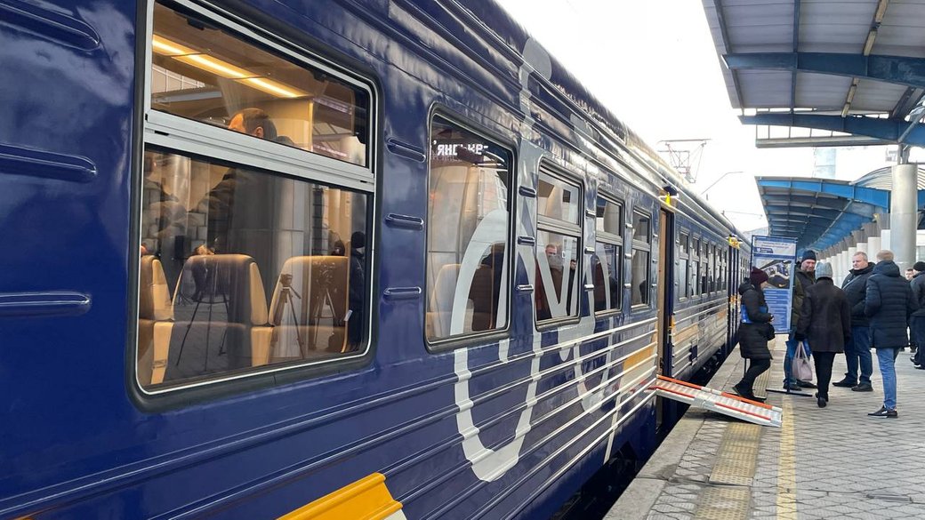 У Дніпрі представили оновлений електропоїзд Dnipro City Express, що курсуватиме до Кам'янського