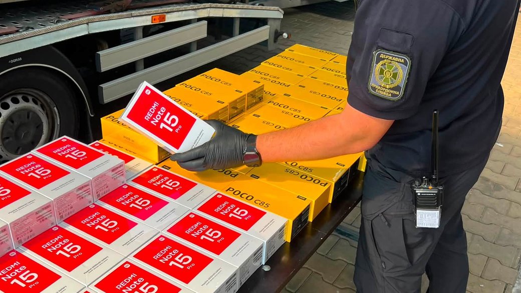 Контрабанда на понад мільйон: на Львівщині виявили схованки з ноутбуками Apple та смартфонами