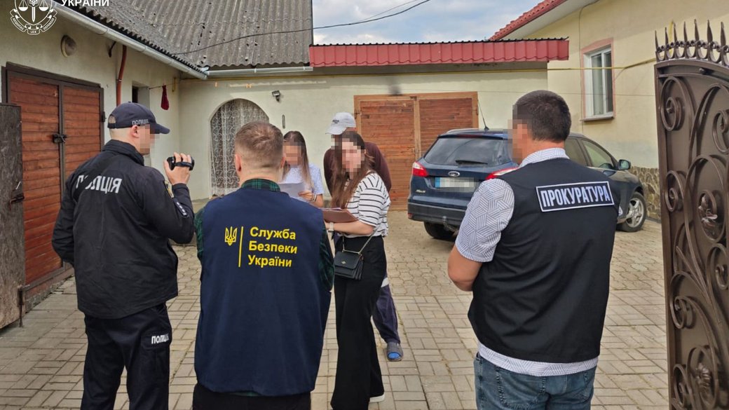 Чиновниця на Львівщині завдала майже 4 мільйони гривень збитків бюджету, закуповуючи дрова для шкіл і дитсадків за цінами, вдвічі вищими за ринкові