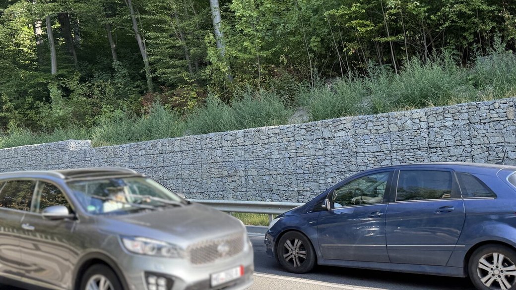 У Львові на Личаківській звели понадсотметрову підпірну стінку — рух транспорту відновлять найближчим часом