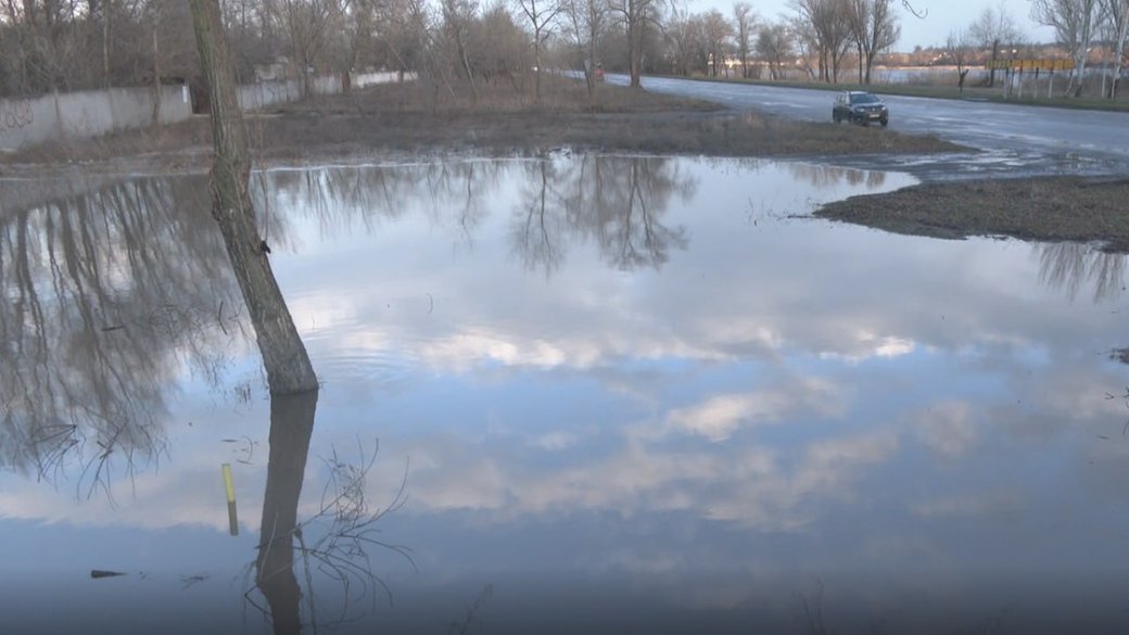 Вимушені зачинитися: у Дніпрі територію підприємств затопило стічними водами