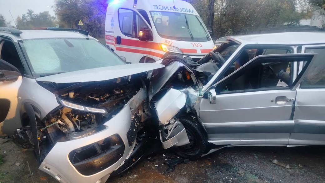 На Львівщині зіткнулися два автомобілі: п’ятеро учасників дороги опинилися в лікарні