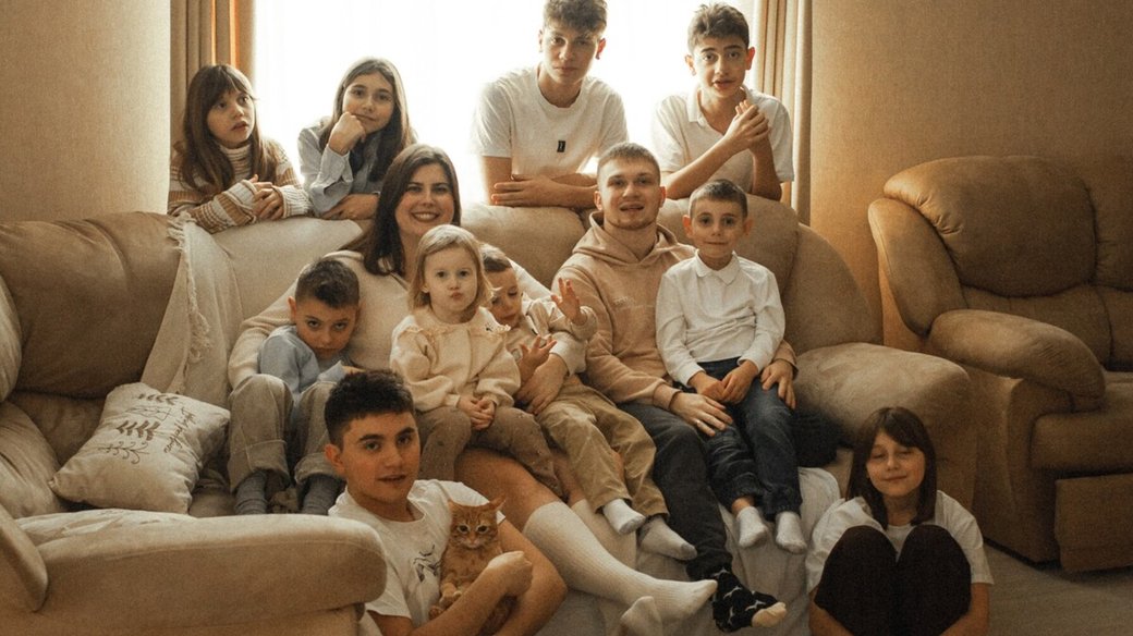 Двадцятитрирічний батько дев’ятьох прийомних дітей: як молоде подружжя зі Львівщини створило велику родину