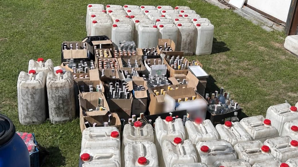 Підпільний алкогольний цех на Львівщині: понад 2 100 літрів спирту, фальшиві акцизи та збитки на півмільйона гривень