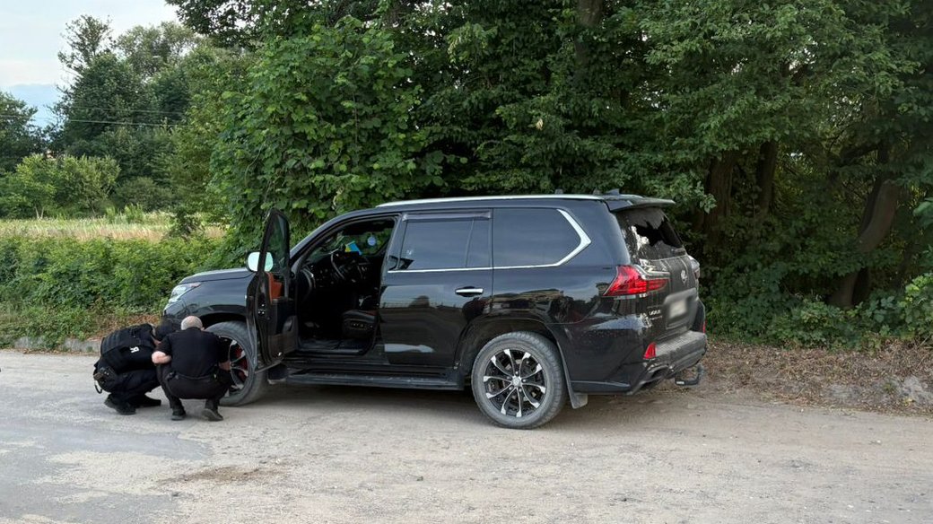 На Львівщині чоловік розстріляв Lexus односельця з автомата Калашникова: підозрюваному загрожує до 15 років ув’язнення