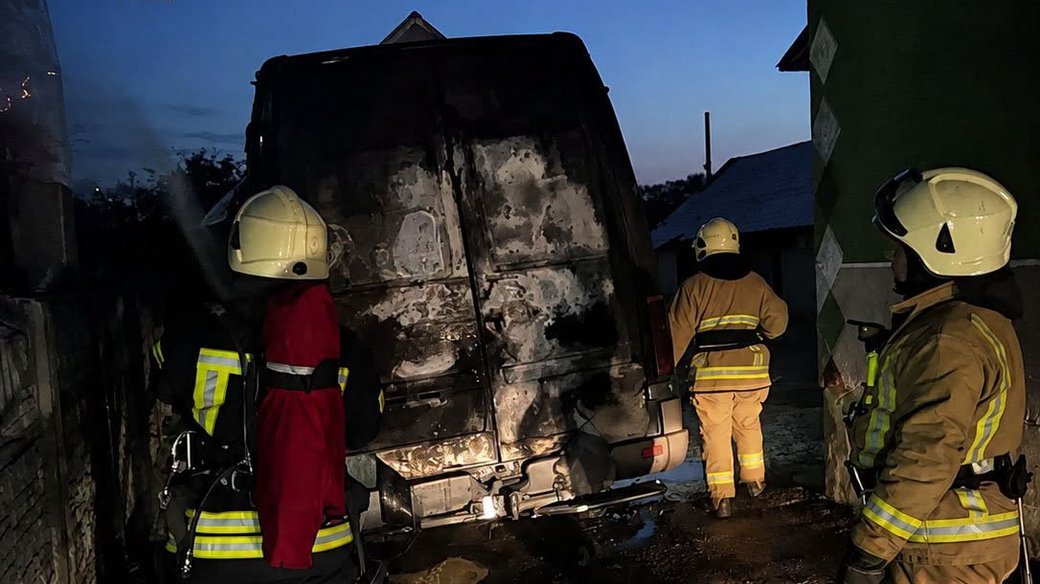 Пожежа Mercedes-Benz Sprinter на Львівщині: вогнеборці врятували житловий будинок від знищення