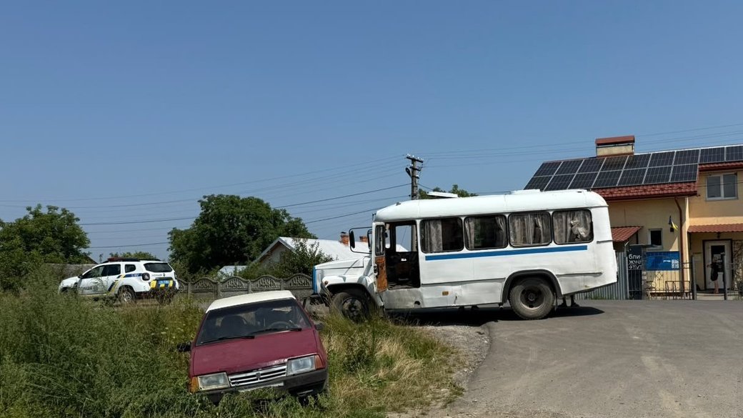 Зіткнення ВАЗ і автобуса на Львівщині: 68-річний водій із Борислава потрапив до лікарні