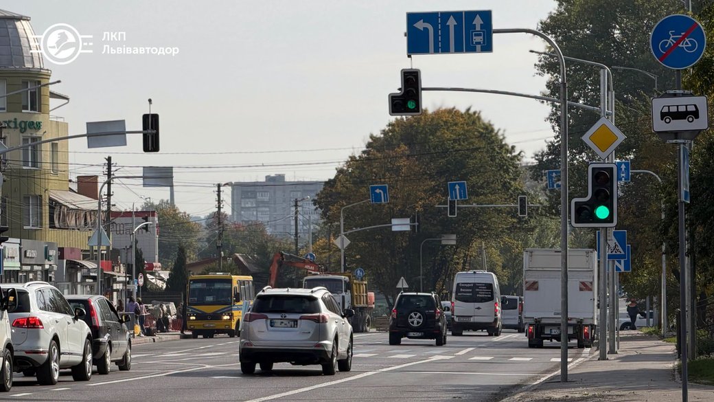 У Львові біля ТЦ ВАМ розділили смуги руху на вул. Шевченка: з’явилася окрема смуга для громадського транспорту