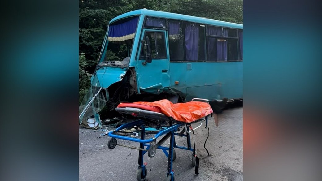 Зіткнення легковика з рейсовим автобусом на Львівщині: 11 постраждалих, серед яких двоє дітей